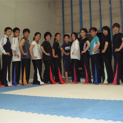 日本嵩山少林拳連盟 熊本県本部道場」 のみなさんです。「若い! カッコイイ!」