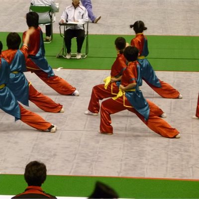 毎年おなじみの「愛知大学・中国武術部」の皆さんです。 リクエストにお答えして、背中と左腕にアクセントの布を付けました! カッコイイ演武に会場も沸いてましたよ!