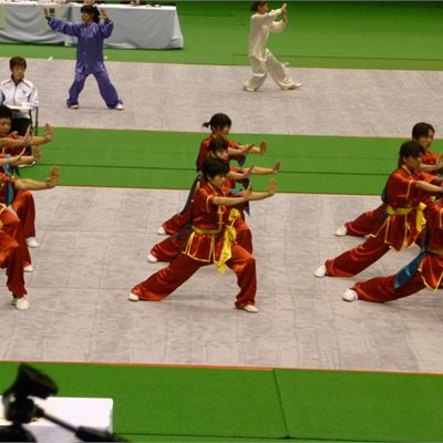 毎年おなじみの「愛知大学・中国武術部」の皆さんです。 リクエストにお答えして、背中と左腕にアクセントの布を付けました! カッコイイ演武に会場も沸いてましたよ!