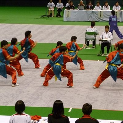 毎年おなじみの「愛知大学・中国武術部」の皆さんです。 リクエストにお答えして、背中と左腕にアクセントの布を付けました! カッコイイ演武に会場も沸いてましたよ!