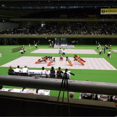 毎年おなじみの「愛知大学・中国武術部」の皆さんです。 リクエストにお答えして、背中と左腕にアクセントの布を付けました! カッコイイ演武に会場も沸いてましたよ!