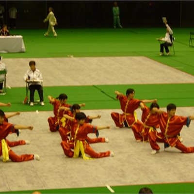 毎年おなじみの「愛知大学・中国武術部」の皆さんです。 リクエストにお答えして、背中と左腕にアクセントの布を付けました! カッコイイ演武に会場も沸いてましたよ!