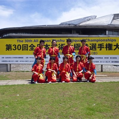 毎年おなじみの「愛知大学・中国武術部」の皆さんです。 リクエストにお答えして、背中と左腕にアクセントの布を付けました! カッコイイ演武に会場も沸いてましたよ!