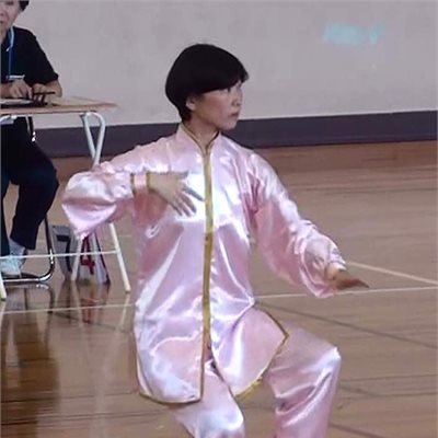 2014年9月13日「群馬県協会主催競技大会」 より女子呉式太極拳のN選手です。 85番のピンクに382番のゴールドのラインが映えます。