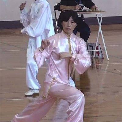 2014年9月13日「群馬県協会主催競技大会」 より女子呉式太極拳のN選手です。 85番のピンクに382番のゴールドのラインが映えます。