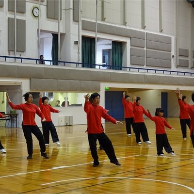 「桐生太極拳フェスティバル」 にて。 8歳から80歳まで幅広い年齢層の方が参加し、演武を楽しみました。 8歳のNちゃん、得意なポーズを披露!