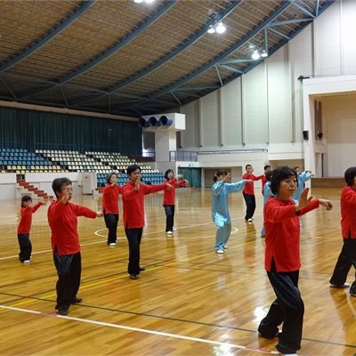 「桐生太極拳フェスティバル」 にて。 8歳から80歳まで幅広い年齢層の方が参加し、演武を楽しみました。 8歳のNちゃん、得意なポーズを披露!