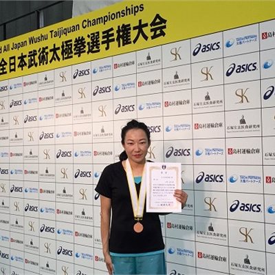 2015年7月10,11,12日と東京体育館にて 「第32回全日本武術太極拳選手権大会」が開催されました。 今年は全国から1633人が参加し競技が行われました。 まず第一日目、10日金曜日 「女子伝統器械」 九節鞭で出場のY選手 初出場で第3位! 入賞おめでとうございます!
