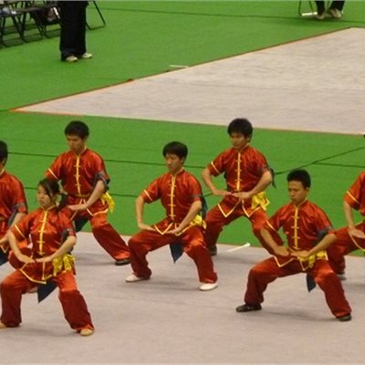 「第32回全日本武術太極拳選手権大会」 2日目集団の部、毎年おなじみの「愛知大学中国武術部」の皆さんです! 毎年開場が「ワッ!」と湧きます! 当社の表演服をカッコ良く着こなしていただいてとっても嬉しいです!