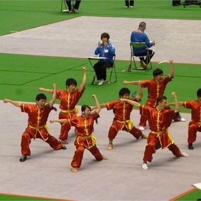 「第32回全日本武術太極拳選手権大会」 2日目集団の部、毎年おなじみの「愛知大学中国武術部」の皆さんです! 毎年開場が「ワッ!」と湧きます! 当社の表演服をカッコ良く着こなしていただいてとっても嬉しいです!