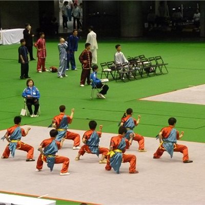 「第32回全日本武術太極拳選手権大会」 2日目集団の部、毎年おなじみの「愛知大学中国武術部」の皆さんです! 毎年開場が「ワッ!」と湧きます! 当社の表演服をカッコ良く着こなしていただいてとっても嬉しいです!