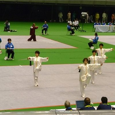 「第32回全日本武術太極拳選手権大会」 「和歌山県武術太極拳連盟」のみなさんです。白(888番)にゴールドのラインがとっても上品ですね!