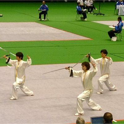 「第32回全日本武術太極拳選手権大会」 「和歌山県武術太極拳連盟」のみなさんです。白(888番)にゴールドのラインがとっても上品ですね!