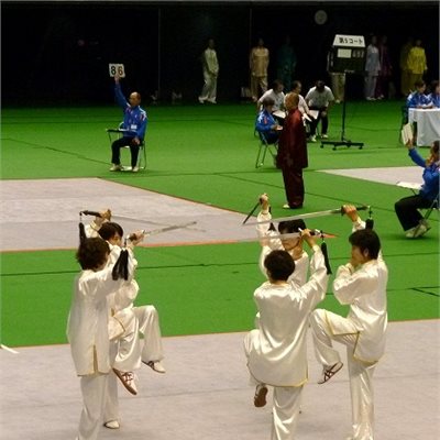 「第32回全日本武術太極拳選手権大会」 「和歌山県武術太極拳連盟」のみなさんです。白(888番)にゴールドのラインがとっても上品ですね!