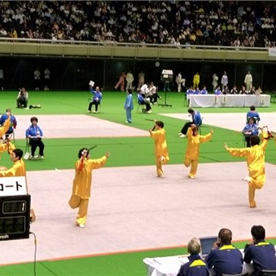 「第32回全日本武術太極拳選手権大会」 「新潟県武術太極拳連盟」の皆さんです。 明るい50番の表演服 夏のひまわりのようですね! 出場したみなさんからのコメントです! 「わくわくしながら,東京体育館の第3コートに立ちました。あっという間の4分でした。 このような素晴らしい経験ができたことに感謝です。」