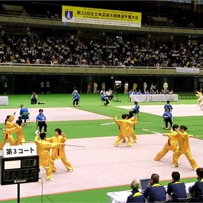「第32回全日本武術太極拳選手権大会」 「新潟県武術太極拳連盟」の皆さんです。 明るい50番の表演服 夏のひまわりのようですね! 出場したみなさんからのコメントです! 「わくわくしながら,東京体育館の第3コートに立ちました。あっという間の4分でした。 このような素晴らしい経験ができたことに感謝です。」