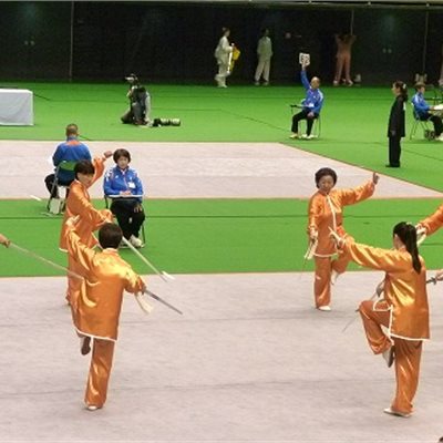 「第32回全日本武術太極拳選手権大会」 「愛知県武術太極拳連盟」のみなさんです。 剣は見栄えが良いですが、あわせるのが大変ですよね。 みなさん、息の合った素晴らしい演武でした 。