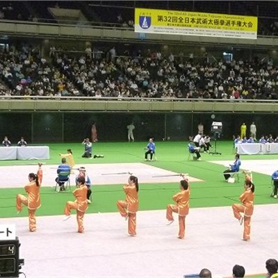 「第32回全日本武術太極拳選手権大会」 「愛知県武術太極拳連盟」のみなさんです。 剣は見栄えが良いですが、あわせるのが大変ですよね。 みなさん、息の合った素晴らしい演武でした 。