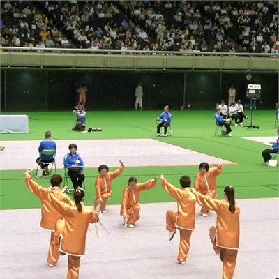 「第32回全日本武術太極拳選手権大会」 「愛知県武術太極拳連盟」のみなさんです。 剣は見栄えが良いですが、あわせるのが大変ですよね。 みなさん、息の合った素晴らしい演武でした 。