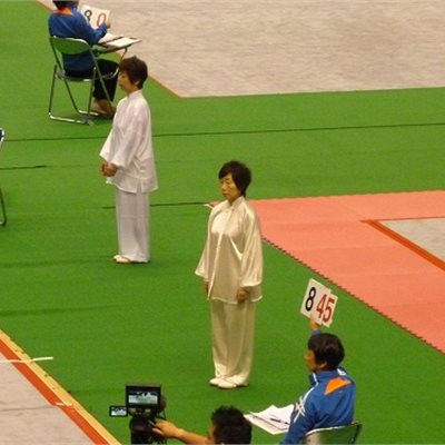 「第32回全日本武術太極拳選手権大会」 2日目、第2コート「女子楊式太極拳」 毎年連続入賞している群馬県協会のN選手です。 入場からとても落ち着いた雰囲気。 最後まで集中力を途切れさせない素晴らしい演武でした。 打点8.93で見事4位!さすが女王の風格です!