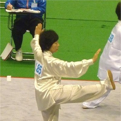 「第32回全日本武術太極拳選手権大会」 2日目、第2コート「女子楊式太極拳」 毎年連続入賞している群馬県協会のN選手です。 入場からとても落ち着いた雰囲気。 最後まで集中力を途切れさせない素晴らしい演武でした。 打点8.93で見事4位!さすが女王の風格です!