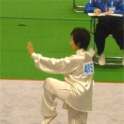 「第32回全日本武術太極拳選手権大会」 2日目、第2コート「女子楊式太極拳」 毎年連続入賞している群馬県協会のN選手です。 入場からとても落ち着いた雰囲気。 最後まで集中力を途切れさせない素晴らしい演武でした。 打点8.93で見事4位!さすが女王の風格です!