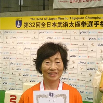 「第32回全日本武術太極拳選手権大会」 2日目、第2コート「女子楊式太極拳」 毎年連続入賞している群馬県協会のN選手です。 入場からとても落ち着いた雰囲気。 最後まで集中力を途切れさせない素晴らしい演武でした。 打点8.93で見事4位!さすが女王の風格です!