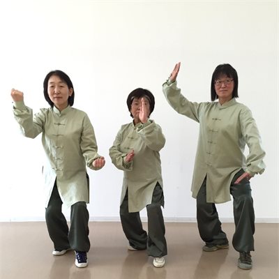 「振驚伝統陳式太極拳」の皆さんです。 「麻と綿の練習着」で揃えていただきました!暑い夏でも涼しく練習出来ます!