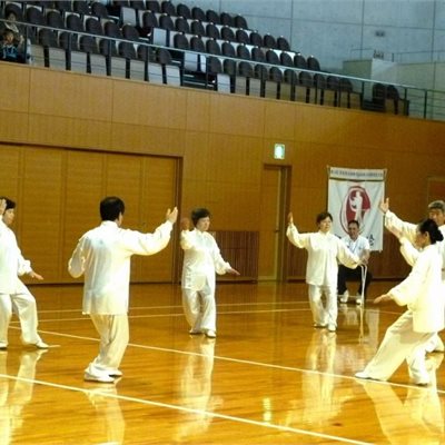 群馬県協会主催第14回武術太極拳競技大会 集団の部です。 先ほどの「前橋の吉永小百合」さんもいらっしゃいます。 分かるかな?? 最後は表彰式です。