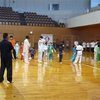 群馬県協会主催第14回武術太極拳競技大会 集団の部です。 先ほどの「前橋の吉永小百合」さんもいらっしゃいます。 分かるかな?? 最後は表彰式です。