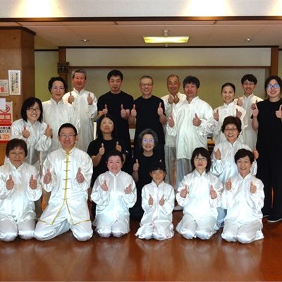 第24回太田市武術太極拳協会交流大会 みんなで記念撮影です。 なぜか?「指圧の心は母心」なんだそうです 。