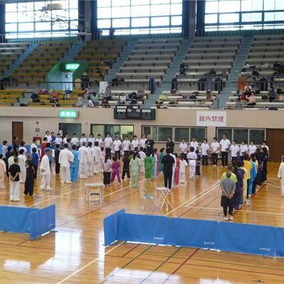 9月18日「群馬県太極拳協会・競技大会」 毎年恒例の競技大会です。違う3グループのなのですが、 表演服の服装規定が厳しくなったせいか、皆さんオフホワイトです。