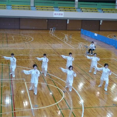 9月18日「群馬県太極拳協会・競技大会」 毎年恒例の競技大会です。違う3グループのなのですが、 表演服の服装規定が厳しくなったせいか、皆さんオフホワイトです。