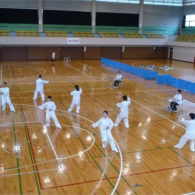 9月18日「群馬県太極拳協会・競技大会」 毎年恒例の競技大会です。違う3グループのなのですが、 表演服の服装規定が厳しくなったせいか、皆さんオフホワイトです。