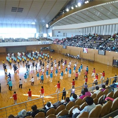 11月23日「群馬県太極拳協会・交流大会」です。 午後はみんなで一緒に集団表演です。各団体が一緒にやるので毎年色とりどりで綺麗です。