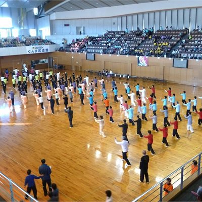 11月23日「群馬県太極拳協会・交流大会」です。 午後はみんなで一緒に集団表演です。各団体が一緒にやるので毎年色とりどりで綺麗です。