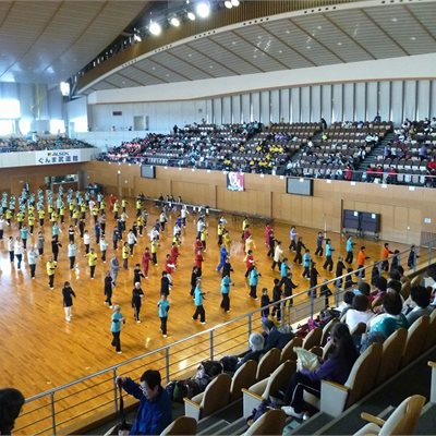 11月23日「群馬県太極拳協会・交流大会」です。 午後はみんなで一緒に集団表演です。各団体が一緒にやるので毎年色とりどりで綺麗です。
