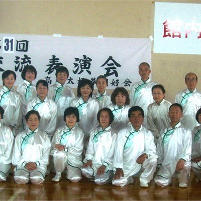 「高崎舞遊会」のみなさんです。 雲形の表演服でそろえていだきました。