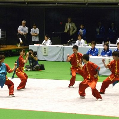毎年集団でおなじみの「愛知大学中国武術部」の皆さんの集団基本功です。 毎年会場が「わあっ」と沸いて見いて気持ちが良いです!