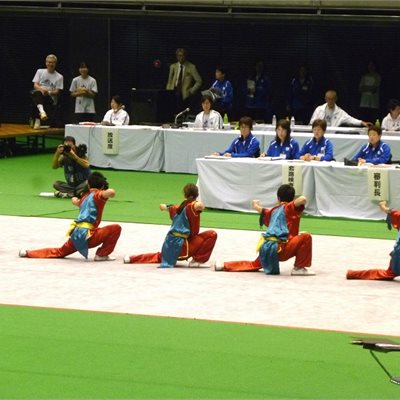 毎年集団でおなじみの「愛知大学中国武術部」の皆さんの集団基本功です。 毎年会場が「わあっ」と沸いて見いて気持ちが良いです!