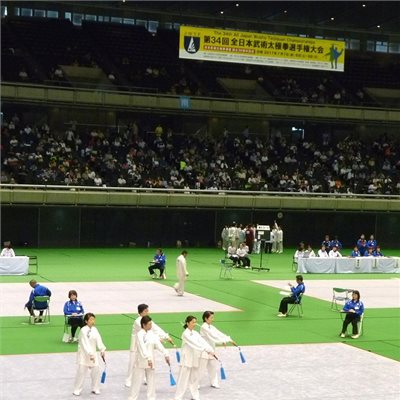 群馬県代表チームの「自選太極剣」です。 白の表演服にブルーの総が美しいです。 白の地色にグレーの上品な色合いの雲形のデザインです。