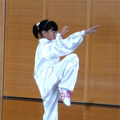 「女子ジュニア太極拳」「女子24式太極拳C」 ともに1位の菜摘ちゃんです。 日々上達するばかりです・・羨ましいなぁ・・・。