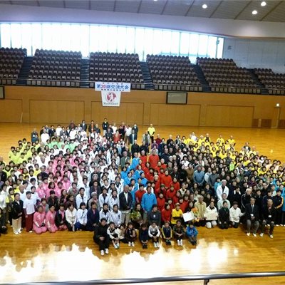 11月23日「群馬県協会交流大会」が開催されました。 今年は今までで最多の出場人数620人が参加、 華やかな交流大会となりました。 「高崎太極拳舞遊会」の皆さんです。
