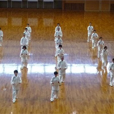 11月23日「群馬県協会交流大会」が開催されました。 今年は今までで最多の出場人数620人が参加、 華やかな交流大会となりました。 「高崎太極拳舞遊会」の皆さんです。