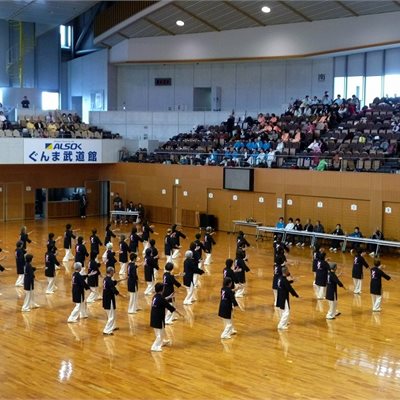 「渋川太極拳愛好会」の皆さんです。 黒のストレッチウエアのユニフォーム、毎年「カッコイイ!」と評判です。 白のユニフォームは「伊勢崎太極拳協会」の皆さんです。 人数が多いのにとても揃ってますね!