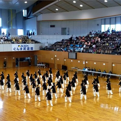 「渋川太極拳愛好会」の皆さんです。 黒のストレッチウエアのユニフォーム、毎年「カッコイイ!」と評判です。 白のユニフォームは「伊勢崎太極拳協会」の皆さんです。 人数が多いのにとても揃ってますね!