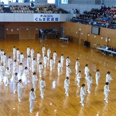 「渋川太極拳愛好会」の皆さんです。 黒のストレッチウエアのユニフォーム、毎年「カッコイイ!」と評判です。 白のユニフォームは「伊勢崎太極拳協会」の皆さんです。 人数が多いのにとても揃ってますね!