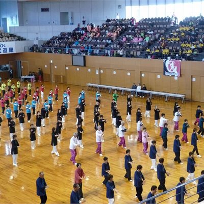 午後はいろいろなクラブが集まって自由表演の時間になります。
