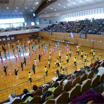 みなさん、思い思いの衣装で自由表演です。 華やかできれいですね。