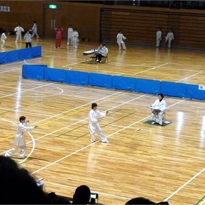 お孫さんとダブル出場しているOさん、羨ましいですね! 調子よく出来るかどうかはコートに立ってみないと分かりませんよね?! でも、喜びも後悔もチャレンジした人にだけ与えられるご褒美です。